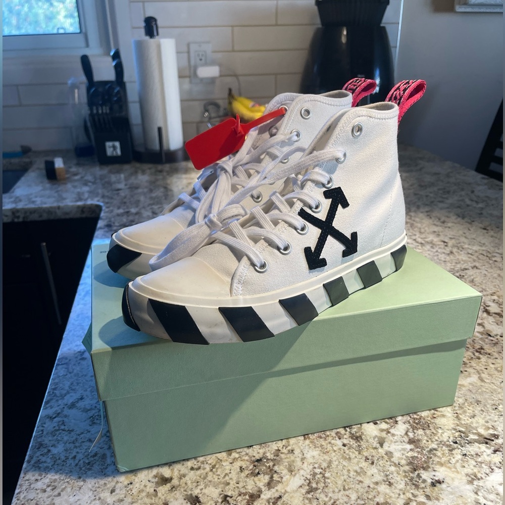 Off white vulcanized mid top. Lightly worn, like new condition.